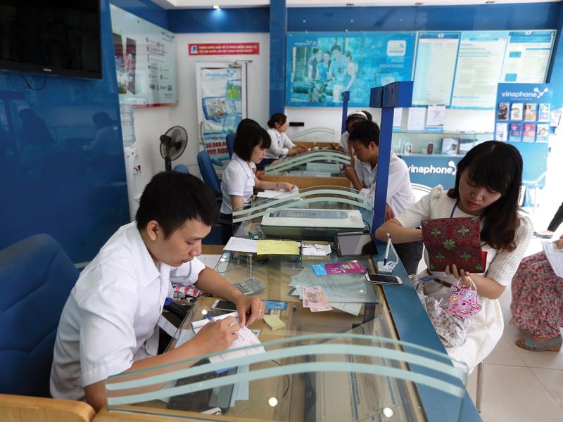 Đăng ký sim điện thoại di động tại một quầy giao dịch của VinaPhone trên phố Huỳnh Thúc Kháng (Hà Nội). Ảnh: Đức Thanh