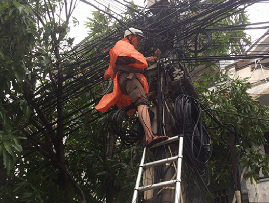 Nhân viên kỹ thuật của FPT Telecom thực hiện hàn nối các vị trí cáp đứt do bão số 10 gây ra.