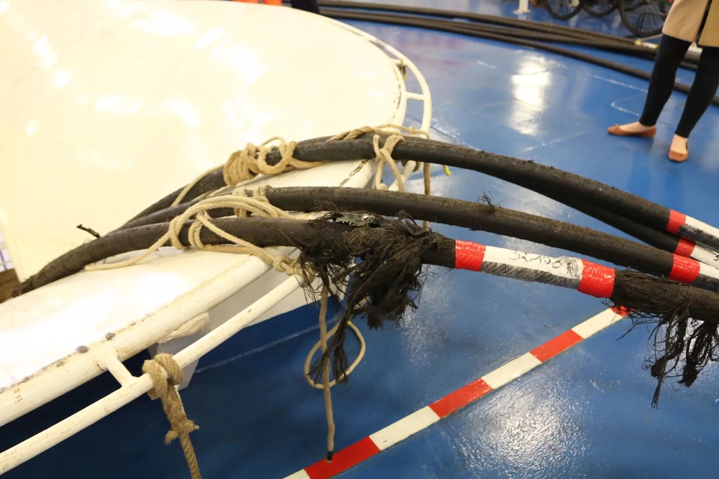 Sợi cáp quang bị hư hại được kéo lên tàu để thay thế. Ảnh: Wired.